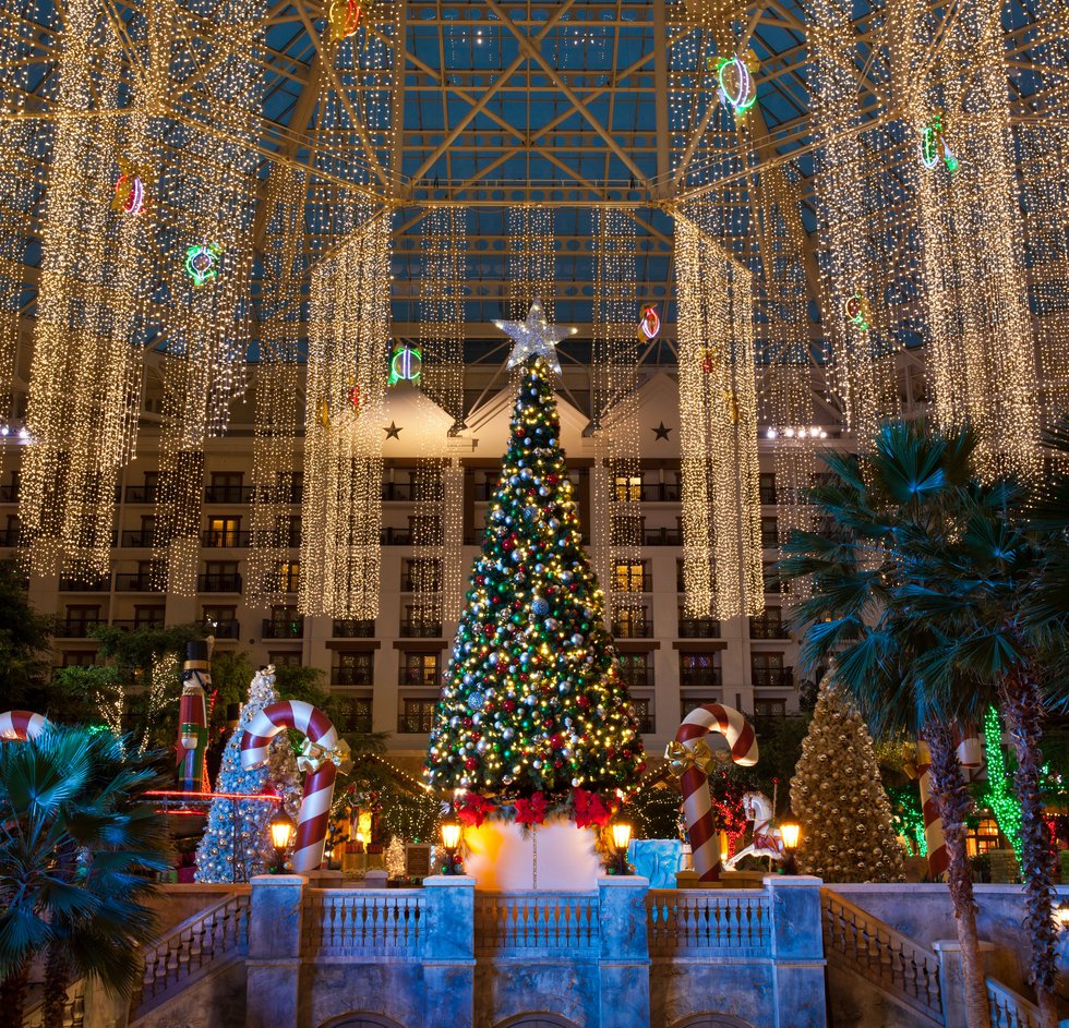 Texan-Christmas-Decorations-Atrium_111119_064228.jpe